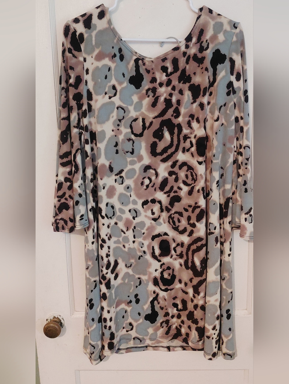 Womenโs V-Neck Animal Print Tunic in Beige and Light Blue